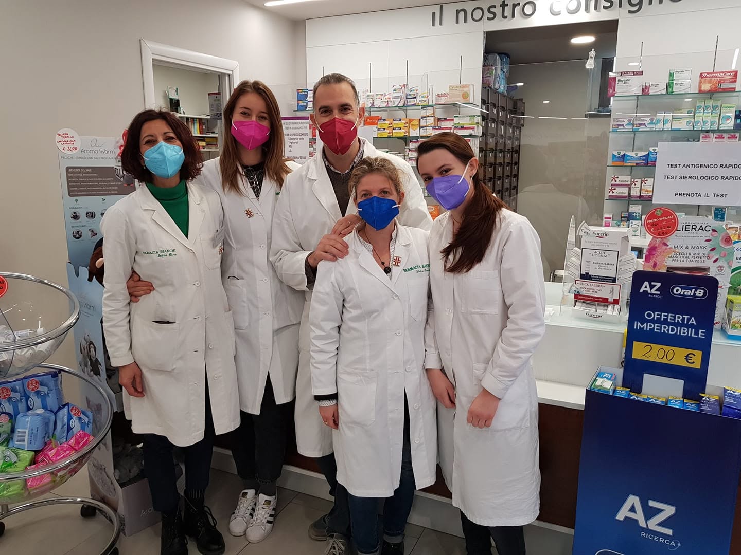Il team della Farmacia Bianchi all'interno della farmacia